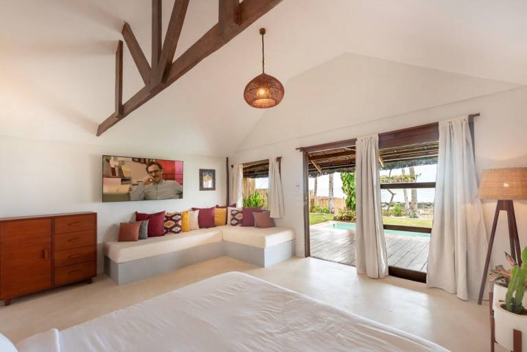 3BR Beachfront Villa, Pool, Garden, Surf Spot — photo 2