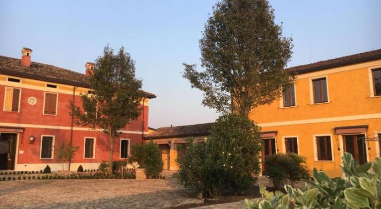 Farm with yard in Mantua
