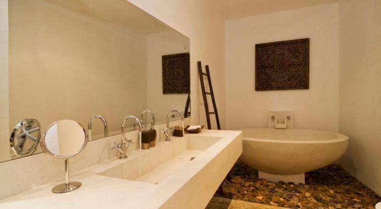 Villa with pool — photo 5