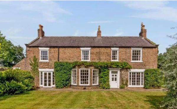 Charming house with barbecue, hot tub & yard | Pet-friendly in Ripon
