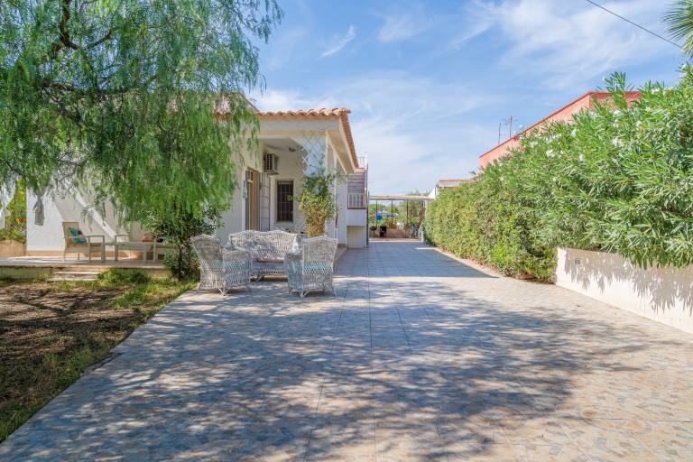 Villa with grill, terrace & fast internet | Pet-friendly in Syracuse