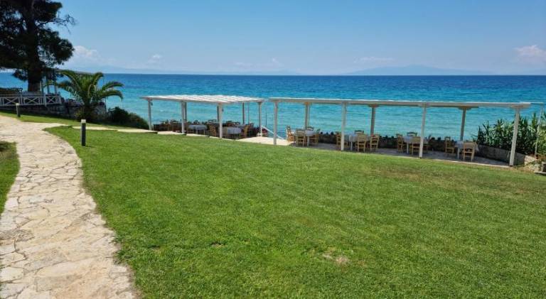 Beachfront Villa - 100m to Beach - Sleeps 10 — photo 4
