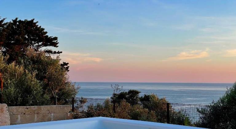 Villa with pool & hot tub in Patu