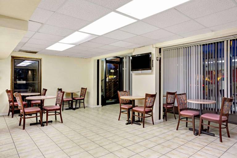 Super 8 By Wyndham Fredericksburg — photo 5