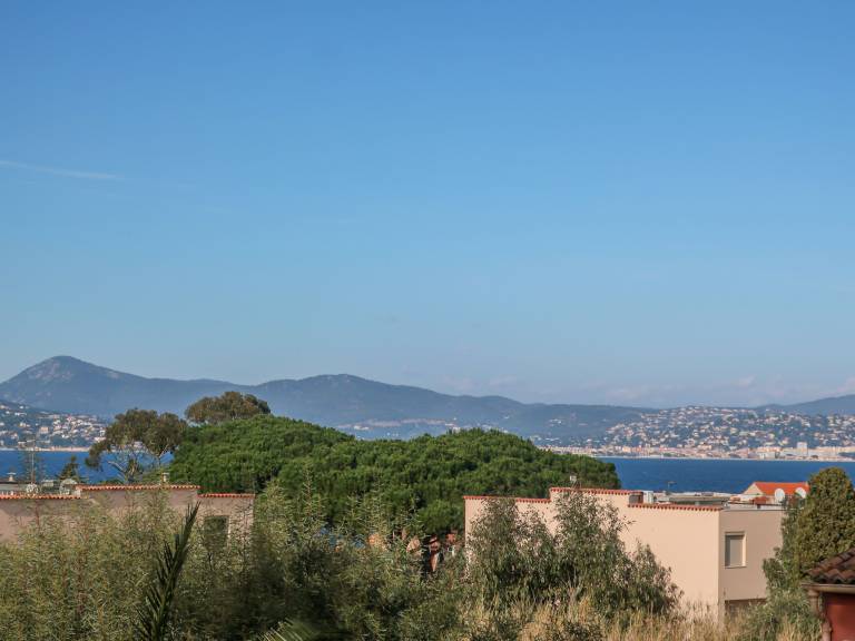 Rental apartment with terrace, barbeque & yard — photo 2