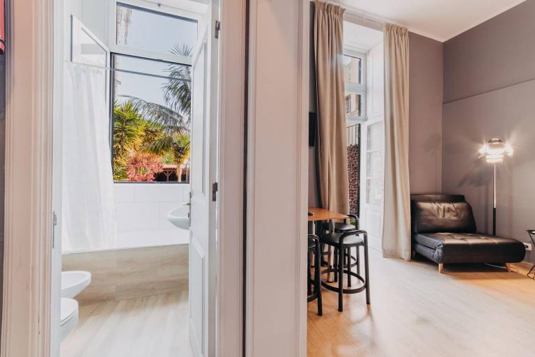 Child-friendly serviced apartment with patio | Next to Cathedral of Funchal | Pets are welcome — photo 2