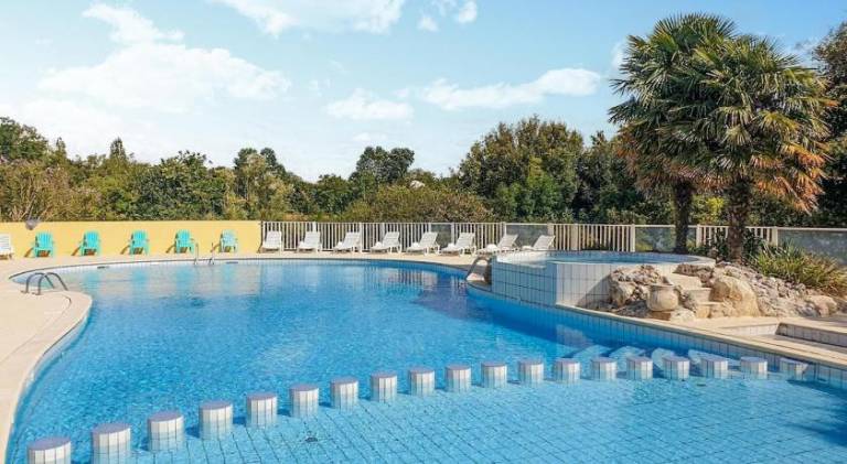 House with jacuzzi, pool & patio — photo 2