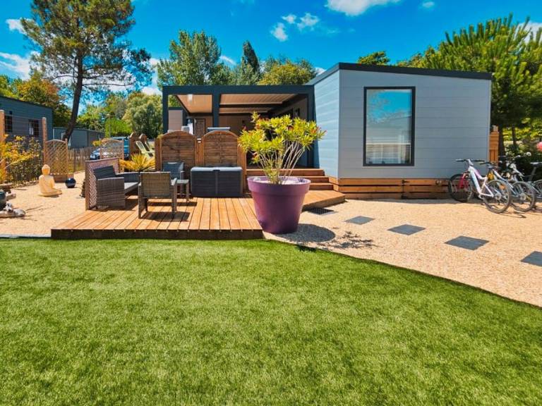 Mobile home with patio, BBQ & heated pool | Garden view — photo 2