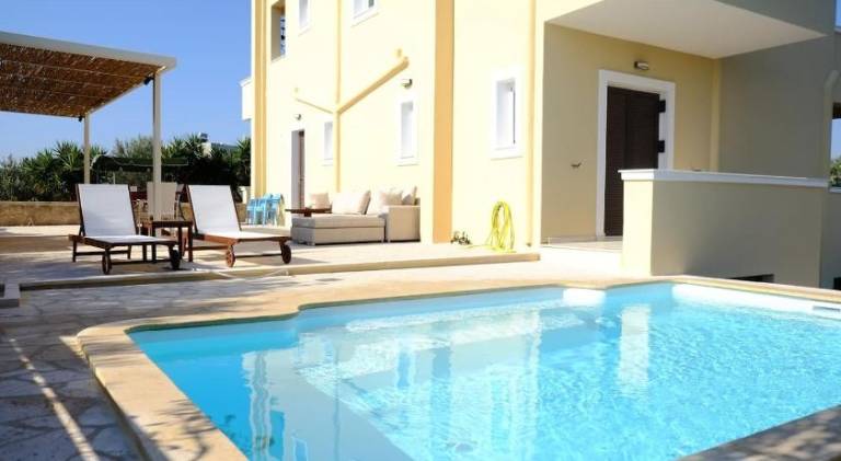 Villa with pool — photo 4
