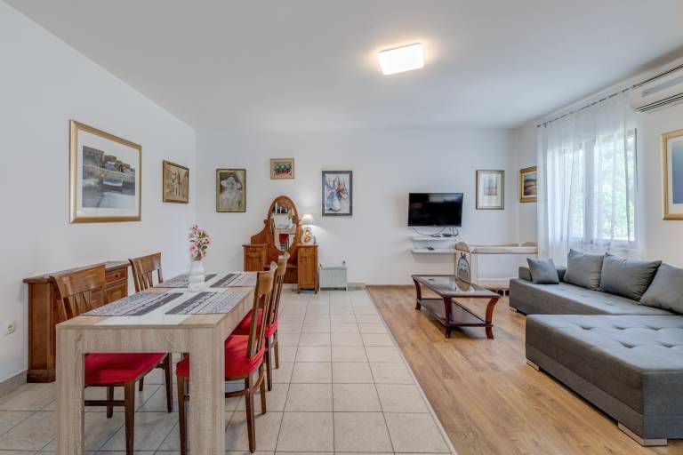 Children-friendly holiday apartment with terrace & garden | Next to Ivan Meštrović Gallery | Beach view | Pet-friendly — photo 3