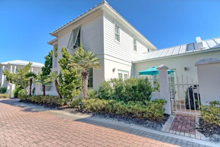 Burkes Beach Bungalow-Rosemary 80 steps to beach - PET FRIENDLY — photo 3