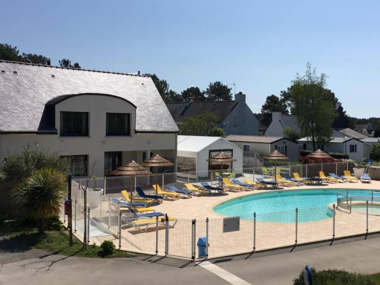 Nice mobile home with patio & heated pool | Pets are welcome — photo 2