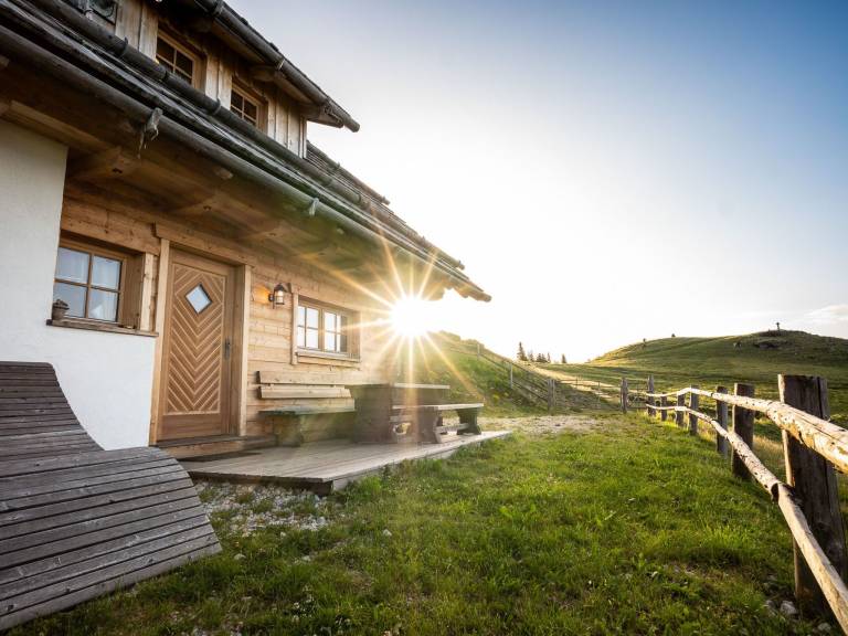 Fully equipped vacation home with garden, sauna & hot tub | Mountain view | Pet-friendly — photo 2