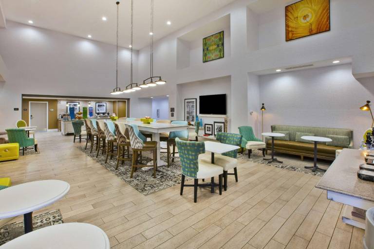 Hampton Inn & Suites Alliance — photo 2