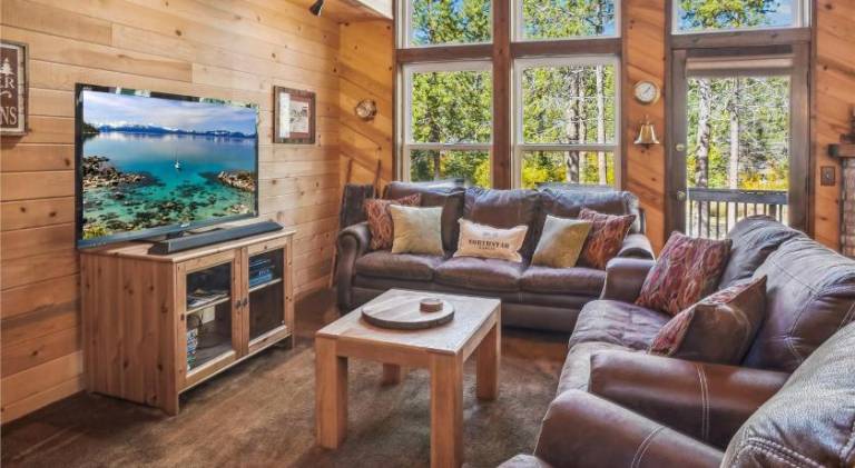 House with jacuzzi & pool | Pets allowed in Truckee, CA