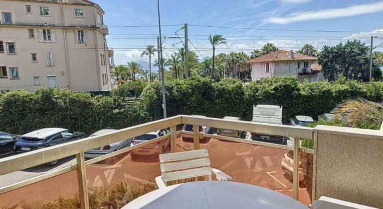 2 bedroom apartment with parking 3 mins from La Croisette beach in Cannes