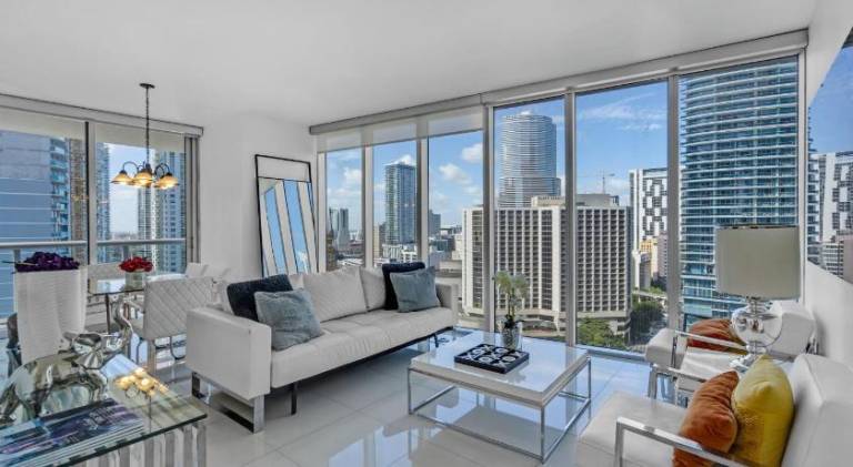 Spacious rental apartment with pool | Near Bayfront Park | Pets are welcome in Miami, FL