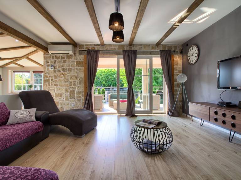 Vacation home with terrace, private pool & yard — photo 4