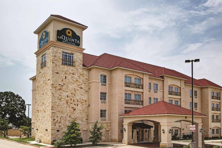 La Quinta Inn & Suites by Wyndham DFW Airport West - Euless in Bedford, TX