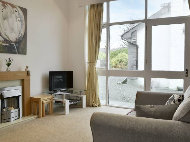 Cottage with yard | River view in Windermere
