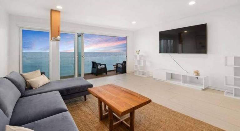 Malibu Beachfront Home with Rock Spa Ocean Views & Huge Deck — photo 2