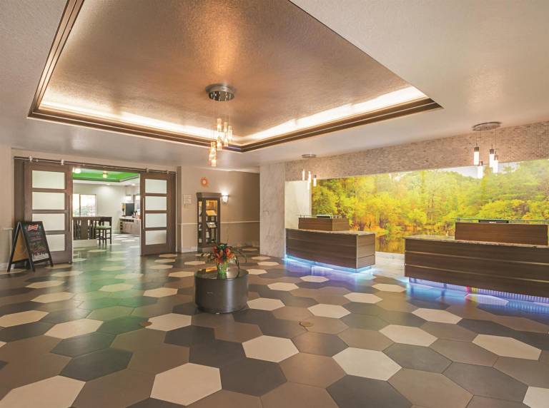 La Quinta Inn & Suites by Wyndham Houston Kingwood Medical — photo 3