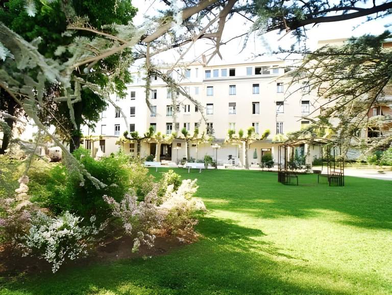 The Originals Boutique, Hotel Terminus, Bourg-en-Bresse Gare in Bourg-en-Bresse