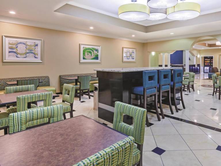 La Quinta Inn & Suites by Wyndham Pearland — photo 5