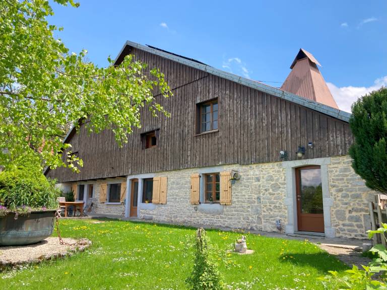 Gite with grill & yard | River view — photo 2