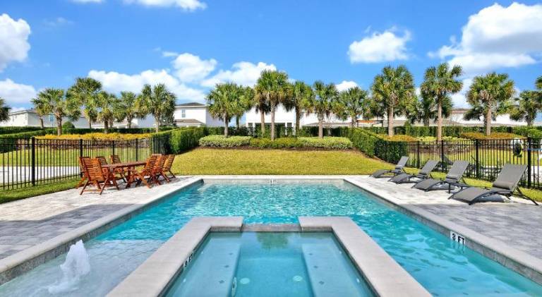 Beautiful house with pool & hot tub | Pets are welcome — photo 2