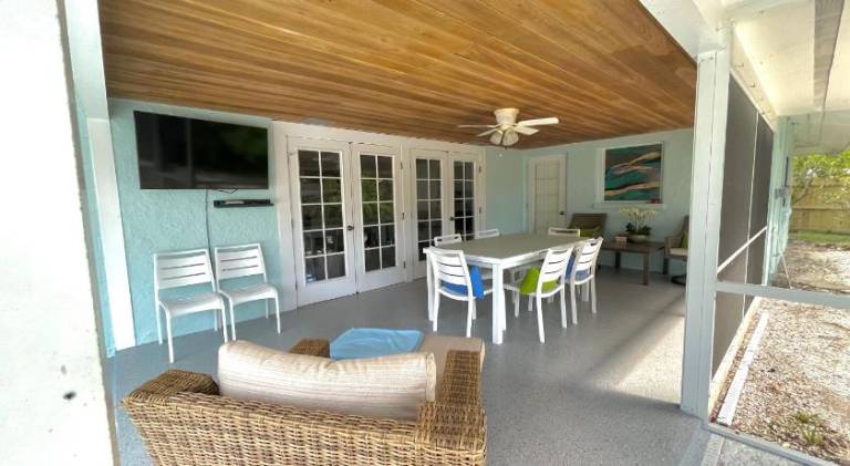 Vacation home with pool — photo 3