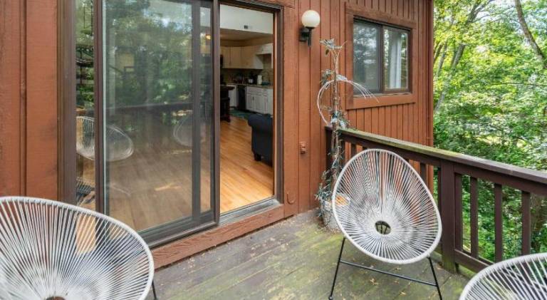 Cozy Loft Near Lake Trails and Mountain Views — photo 5
