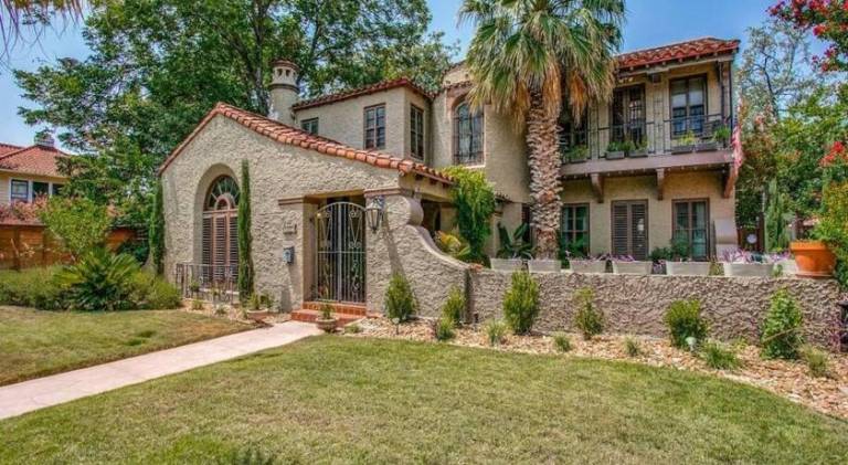 Villa with jacuzzi & pool in San Antonio, TX