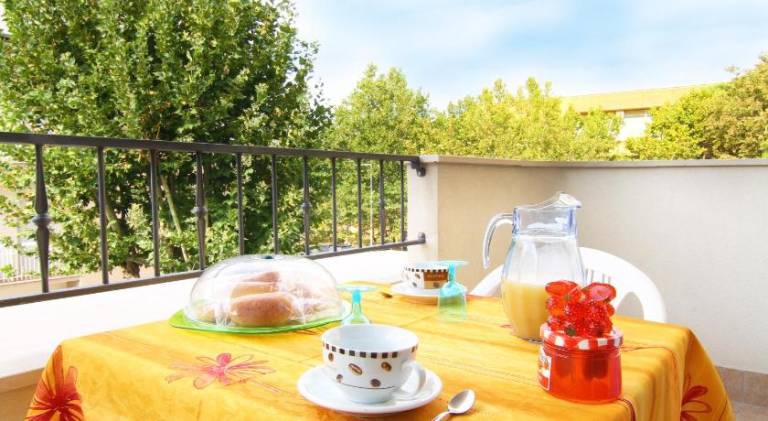 Lovely serviced apartment with patio | Beach nearby | Pets allowed — photo 5