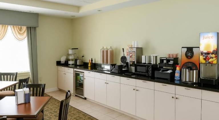 Ambassador Inn & Suites Tuscaloosa University I-20 — photo 2