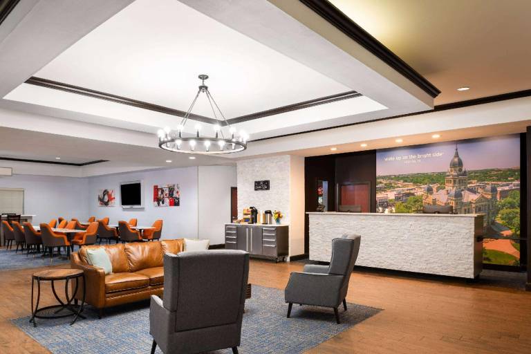 La Quinta Inn & Suites by Wyndham Denton - University Drive — photo 4
