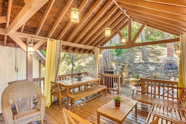 Forest Views & Fire Pit! Cozy Cabin in Crestline — photo 2