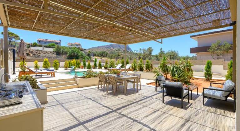 Villa with yard, patio & private pool — photo 4