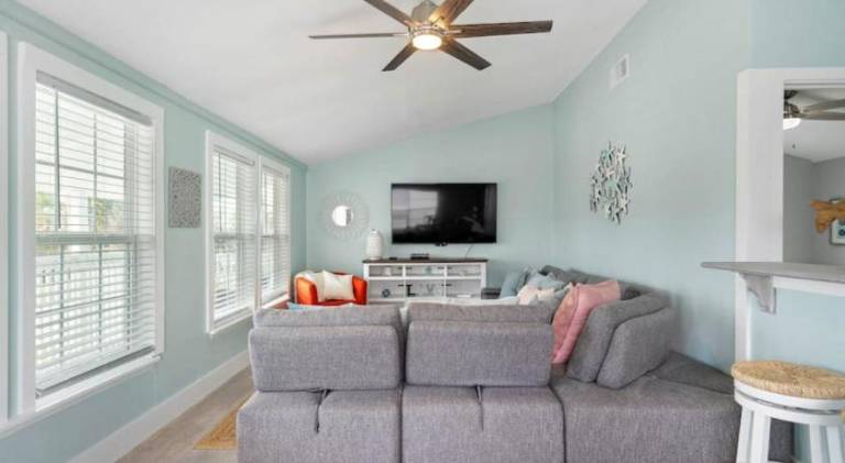 Spacious coastal haven, minutes from beach — photo 2