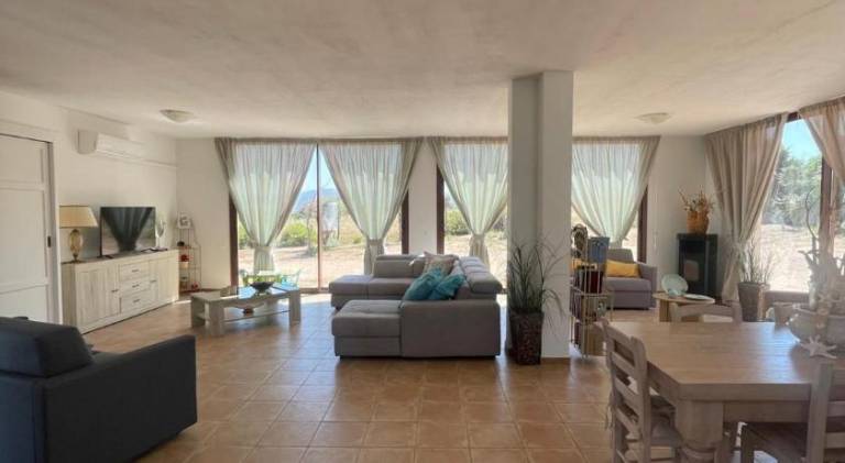 Holiday apartment with private pool, barbecue & yard — photo 3
