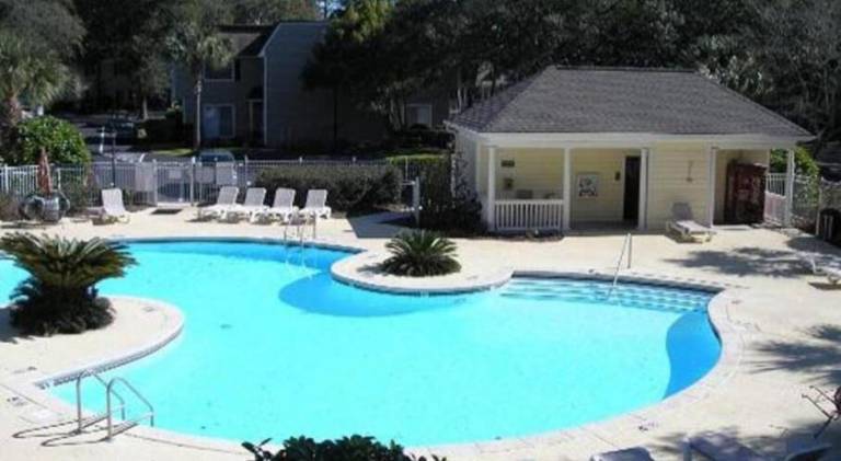 Vacation home with pool — photo 3