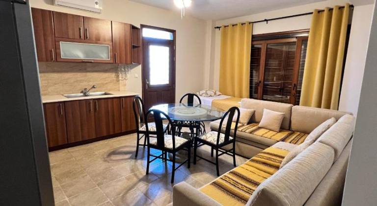 Holiday apartment with yard & patio — photo 3
