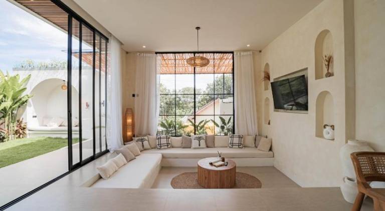 Villa with pool — photo 4