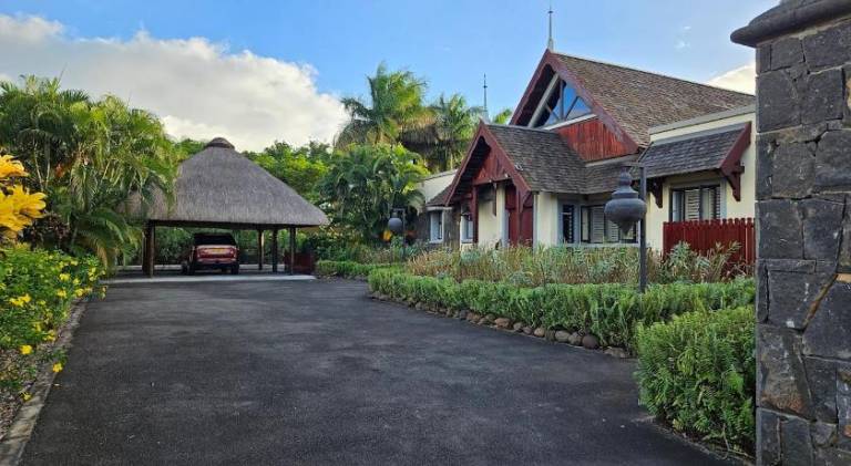 317 m&sup2; Villa