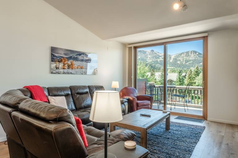 Child-friendly beautiful house with patio, hot tub & sauna | Mountain view | Pets allowed in Mammoth Lakes, CA