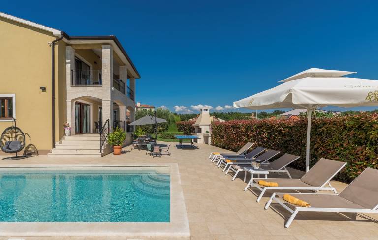 Fully equipped villa with jacuzzi, terrace & yard | Dogs allowed — photo 2