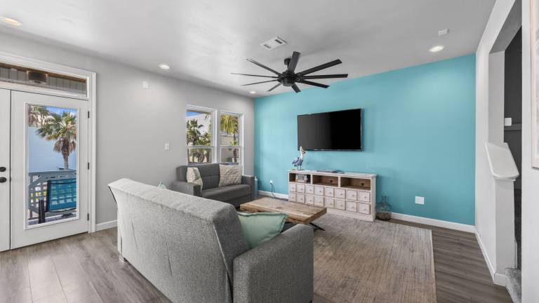 Vacation home with private pool & barbecue | Beach view — photo 4