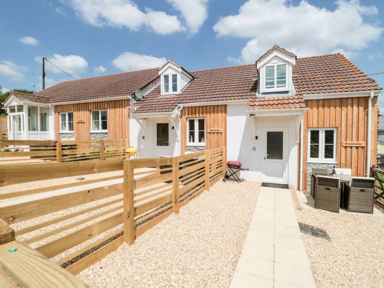 Cottage with yard & barbeque | Beach view in Weymouth