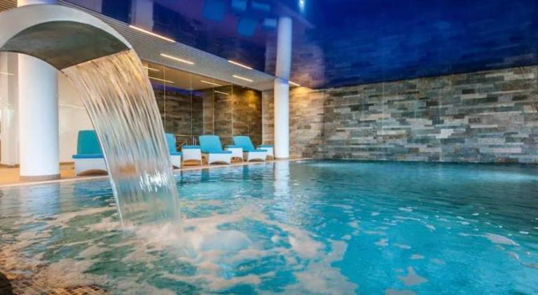 Serviced apartment with terrace, hot tub & yard — photo 4