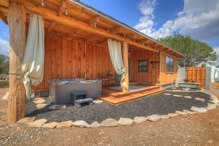 House with jacuzzi — photo 4